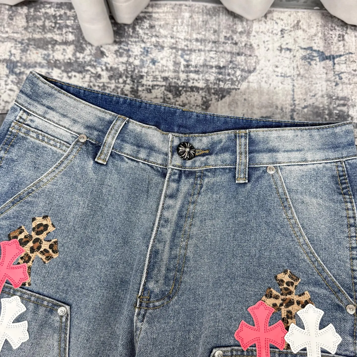 P280 CH Chromehearts Malaysia-limited leopard print cross patchwork leather workwear jeans and logging pants. The counter price is 34W. It is decorated with patchwork cross patterns and washed jeans! ! An absolutely high-end luxury product, a 1.9W-level god-level single product, a super popular product, made by top heavy industry, a magic weapon that cannot be missed! [About Zangyin] This is an extremely luxurious fashion brand that can also be called the aristocracy of the high street. It has always been an exclusive brand for some hipsters or rich second generations. Compared with ordinary high streets, it is more luxurious and noble. Compared with luxury brands, it is more fashionable and individual. It has always been a brand that I have a special liking for. [Top heavy industry fashion design] Consistently high-street luxury style. Speaking of this style, the Zangyin family and GU family are definitely the leading representative brands. Especially the Zangyin family has really achieved a state-of-the-art effect in creating high-street style. The unique washed material is used to create this style. The color system is already quite eye-catching. After it is decorated with patchwork cross flowers, it cleverly highlights the charm of the brand. Secondly, this style uses classic The high-waist cutting design highlights the long legs and fashionable temperament of the upper body. The brand is highly recognizable and the slim fit configuration is more suitable for daily wear. It is a product that interprets personality, fashion, and specifications at a glance. This single product is enough to make any fan excited. It can be a white T-shirt for a youthful college style, or a tight suspender for a royal style. It has strong matching ability and can be easily controlled by men.  [Materials and craftsmanship] Needless to say, this point goes without saying. As an excellent craftsman brand, Zangyin’s requirements for details and craftsmanship are really perfect. The washed color of this model has gone through so many processes, not to mention the embellishment of denim appliques. It is also purely hand-made and sewn. Just like what they believe in, only hand-made things have soul and have the meaning of wear. A top-notch heavy-duty fashionable denim item, I look forward to your perfect interpretation! !  Color: blue Size: 28-36
